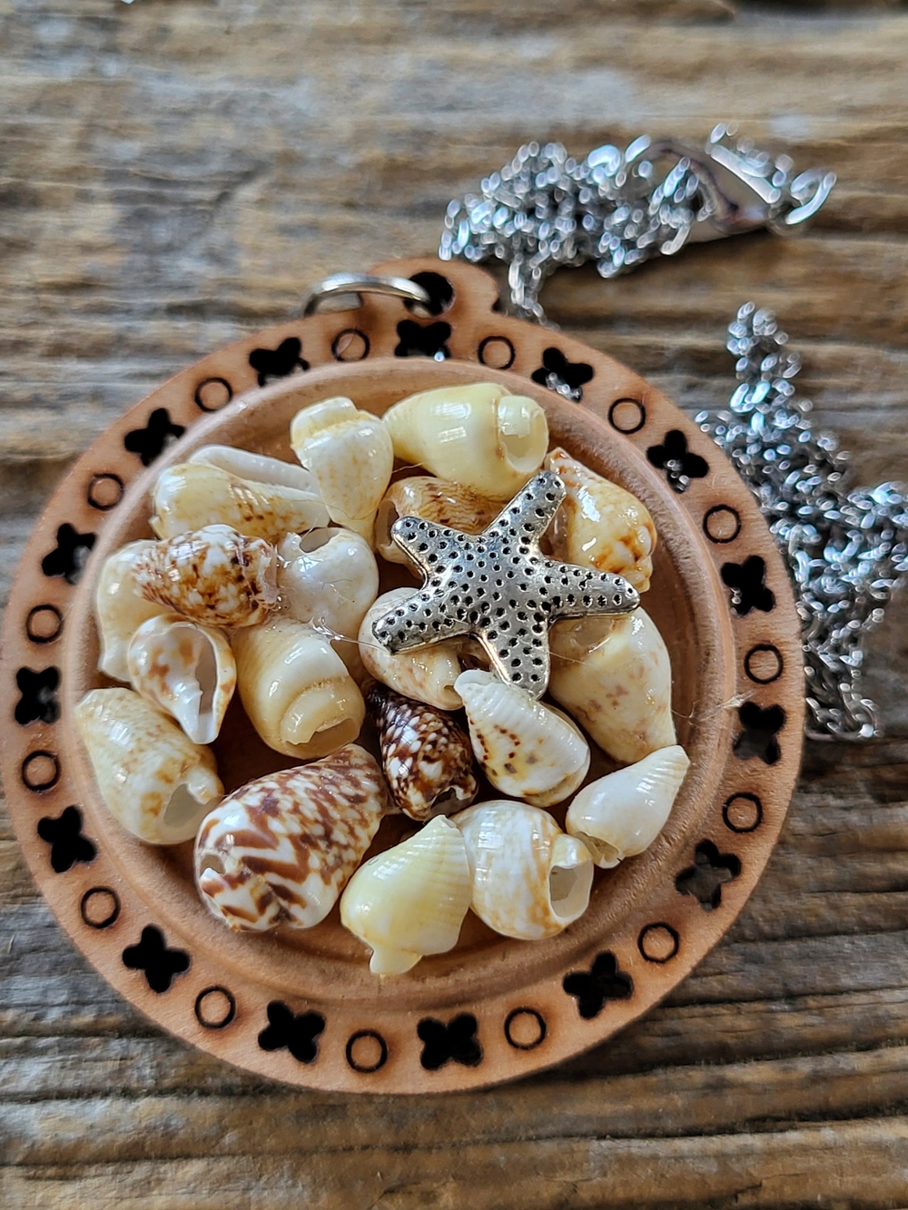 Seashell Starfish Pendant Necklace in Natural Cream and Silver